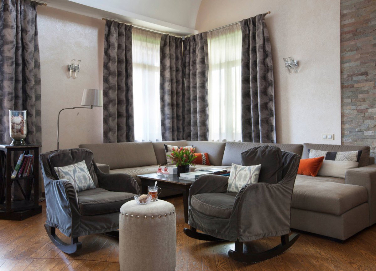 Интерьер угловой комнаты с двумя окнами