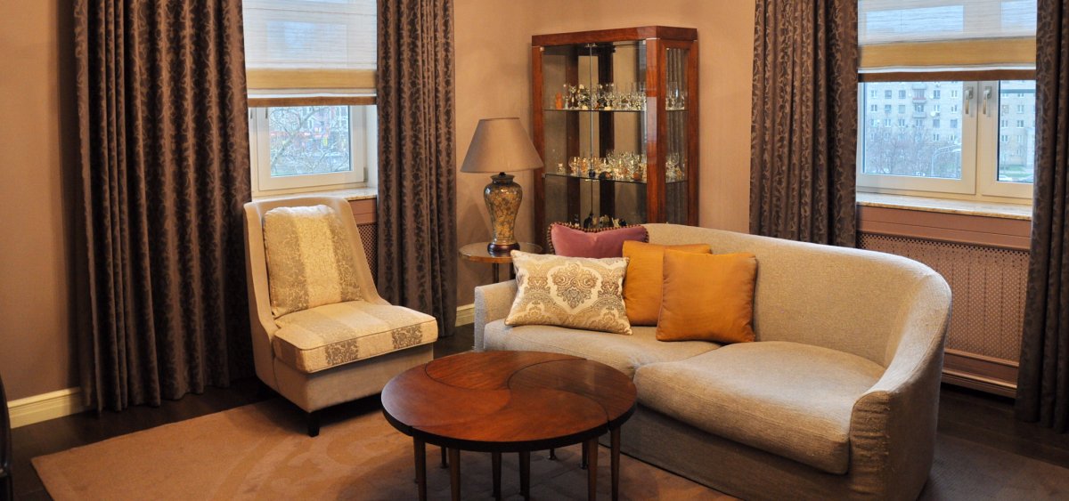 Гостиная с двумя окнами угловая