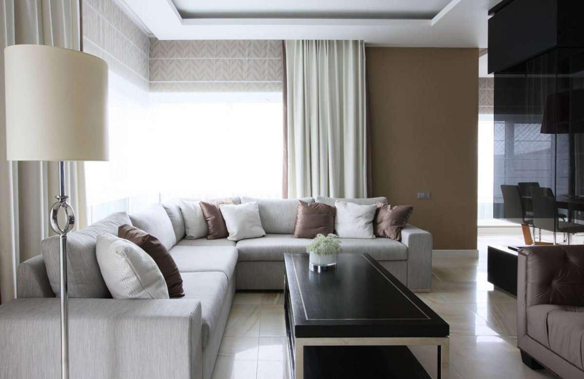 Гостиная с диваном и двумя креслами