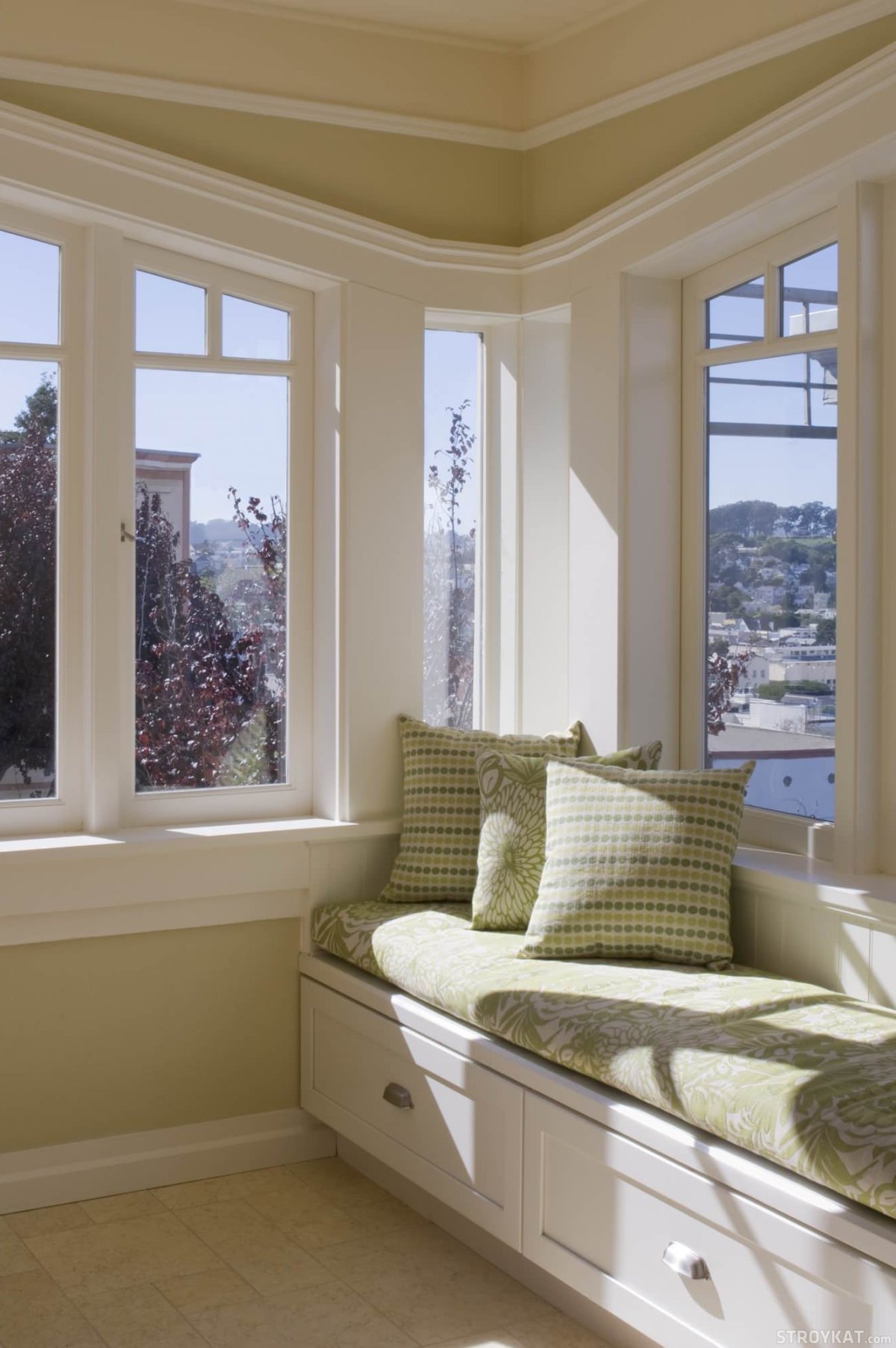 Интерьер комнаты с окном