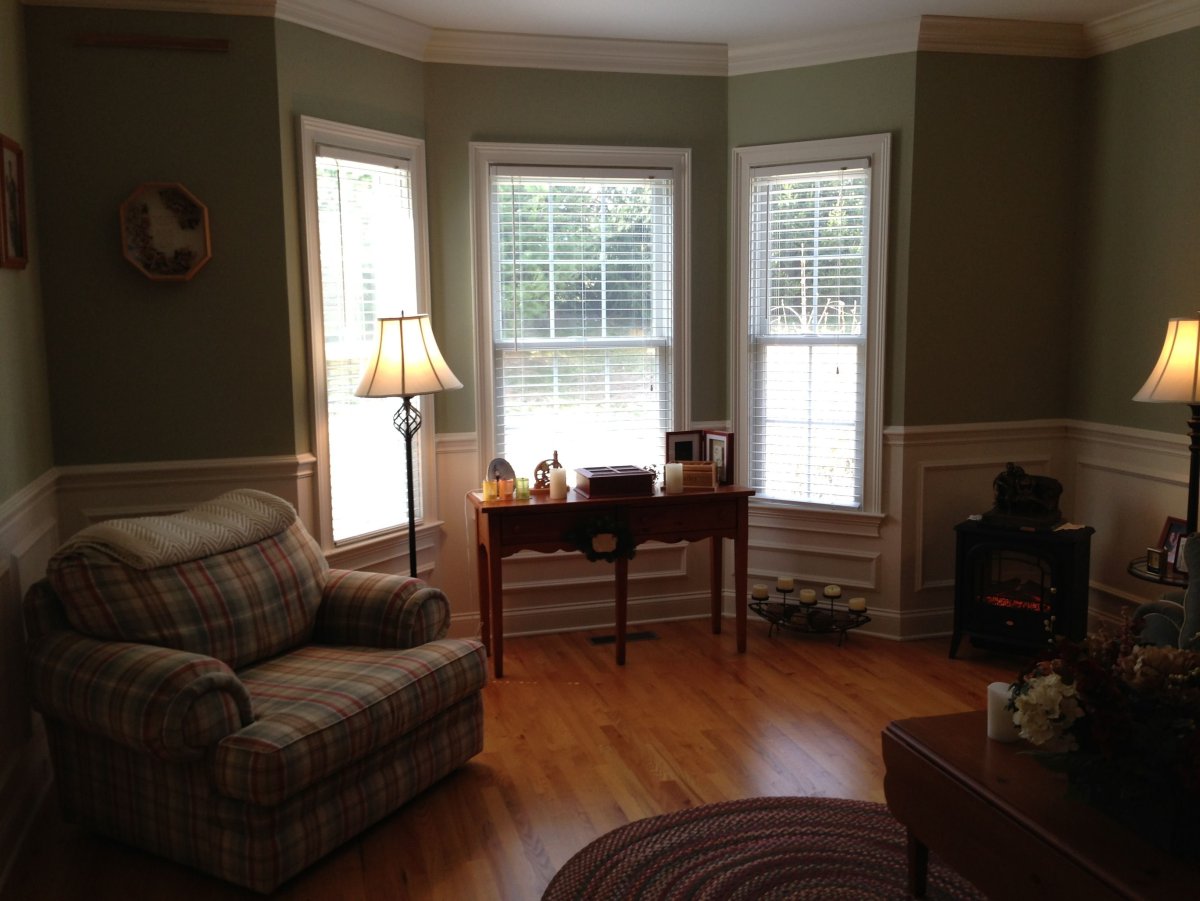 Интерьер комнаты с эркером