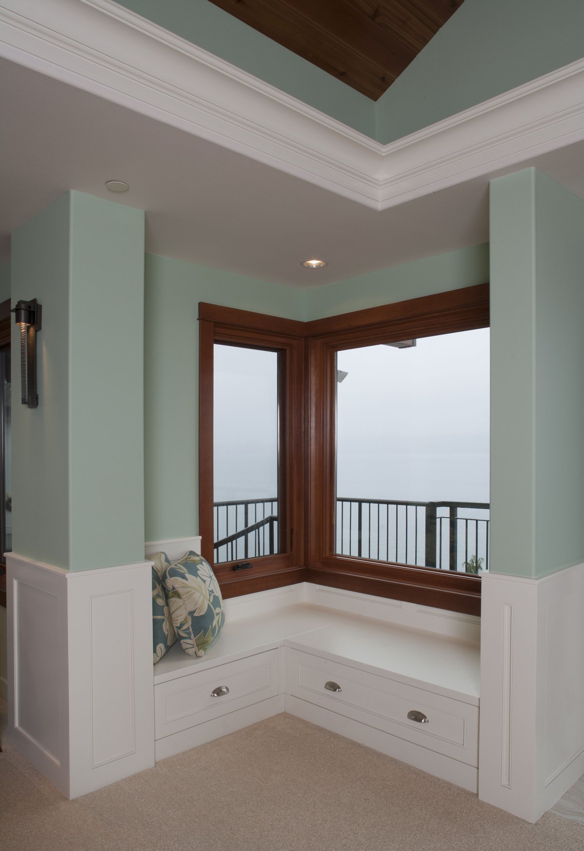 Спальня с угловым окном