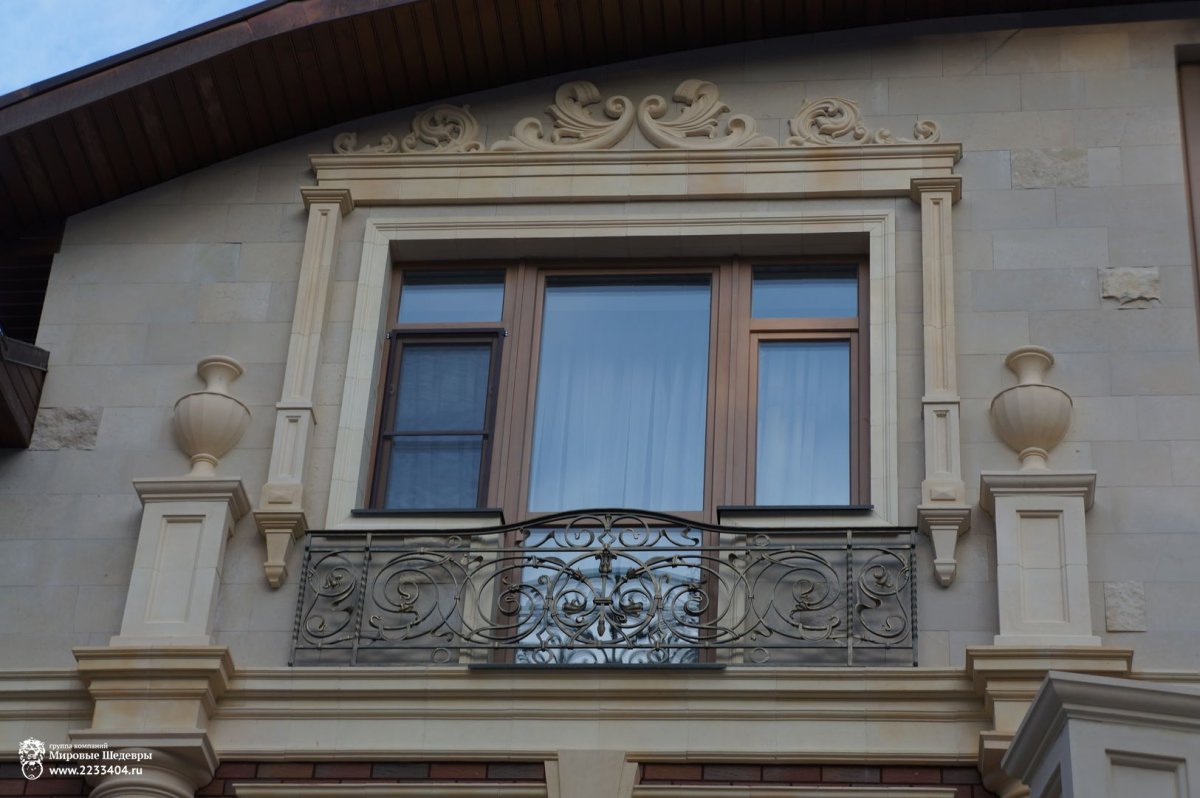 Декор входной группы декоративным камнем