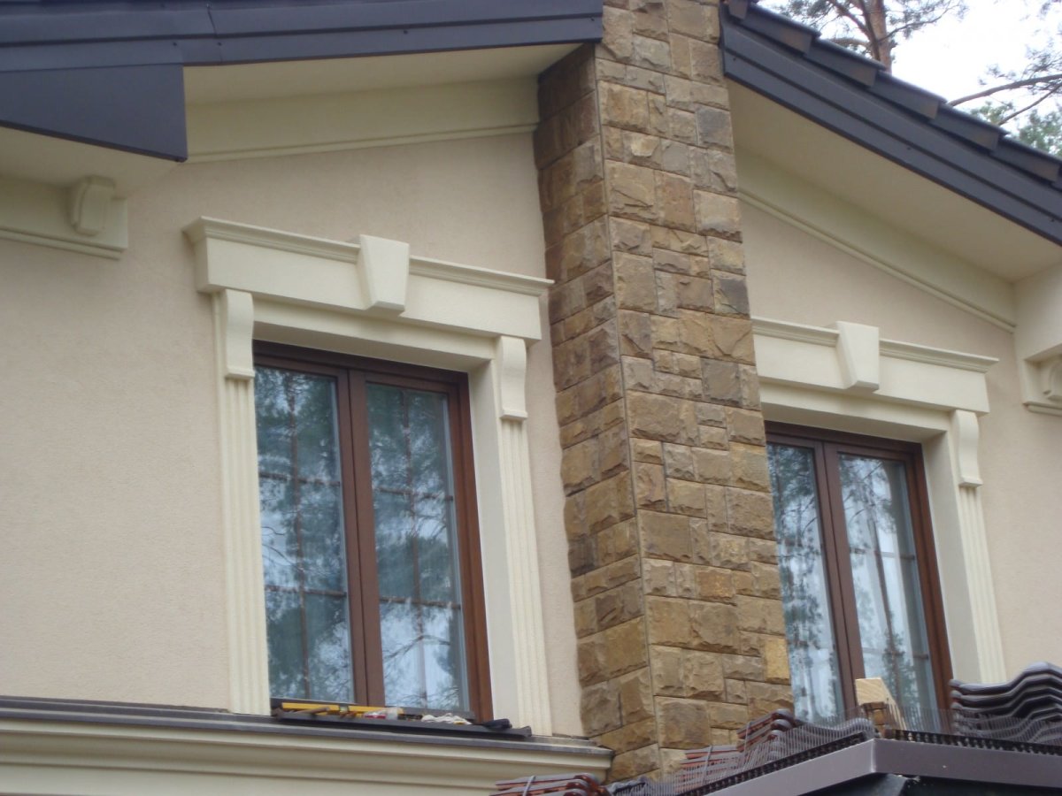 Обрамление окон на фасаде дома