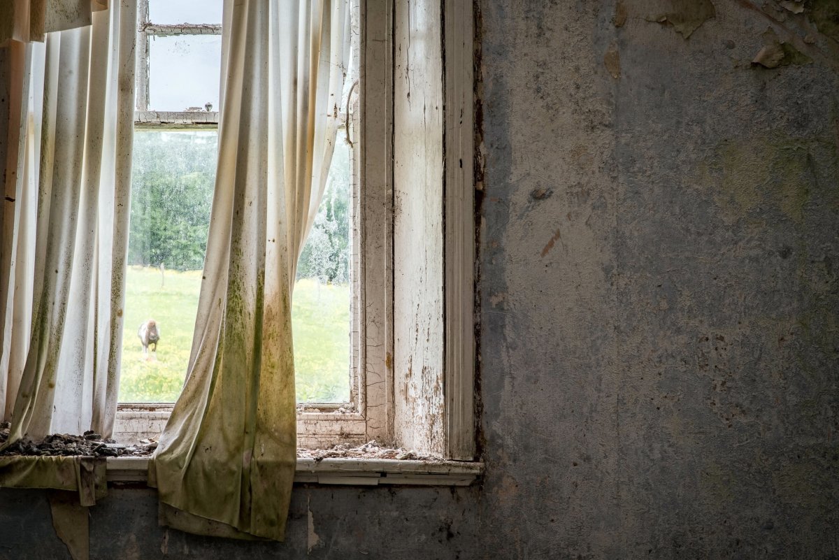 Старое окно с занавеской