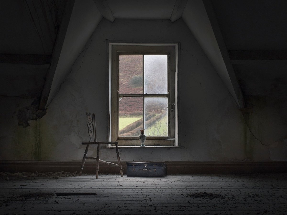 Пустая комната с окном