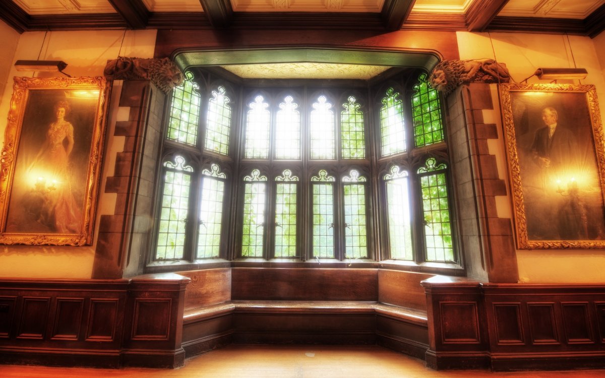 Окно в старинном особняке