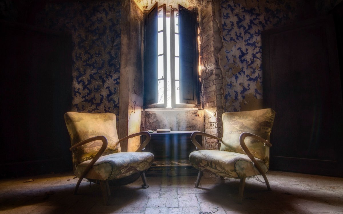 Старинное кресло в комнате