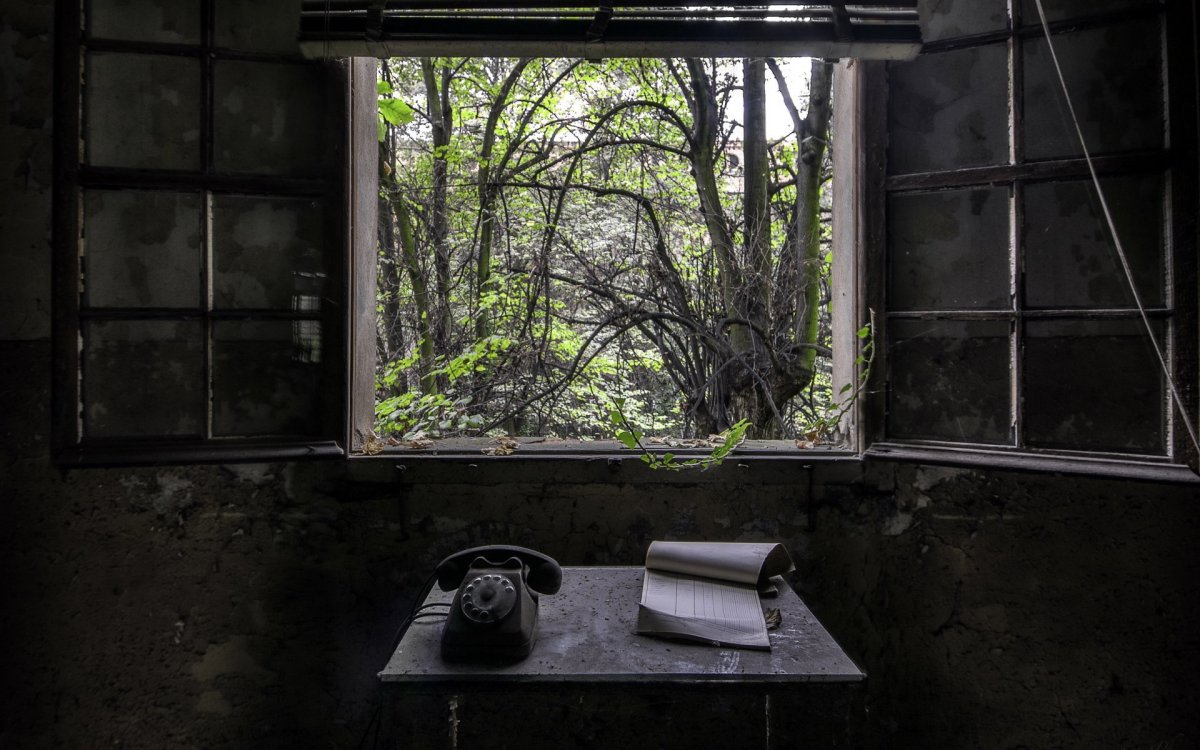 Заброшенная комната с окном