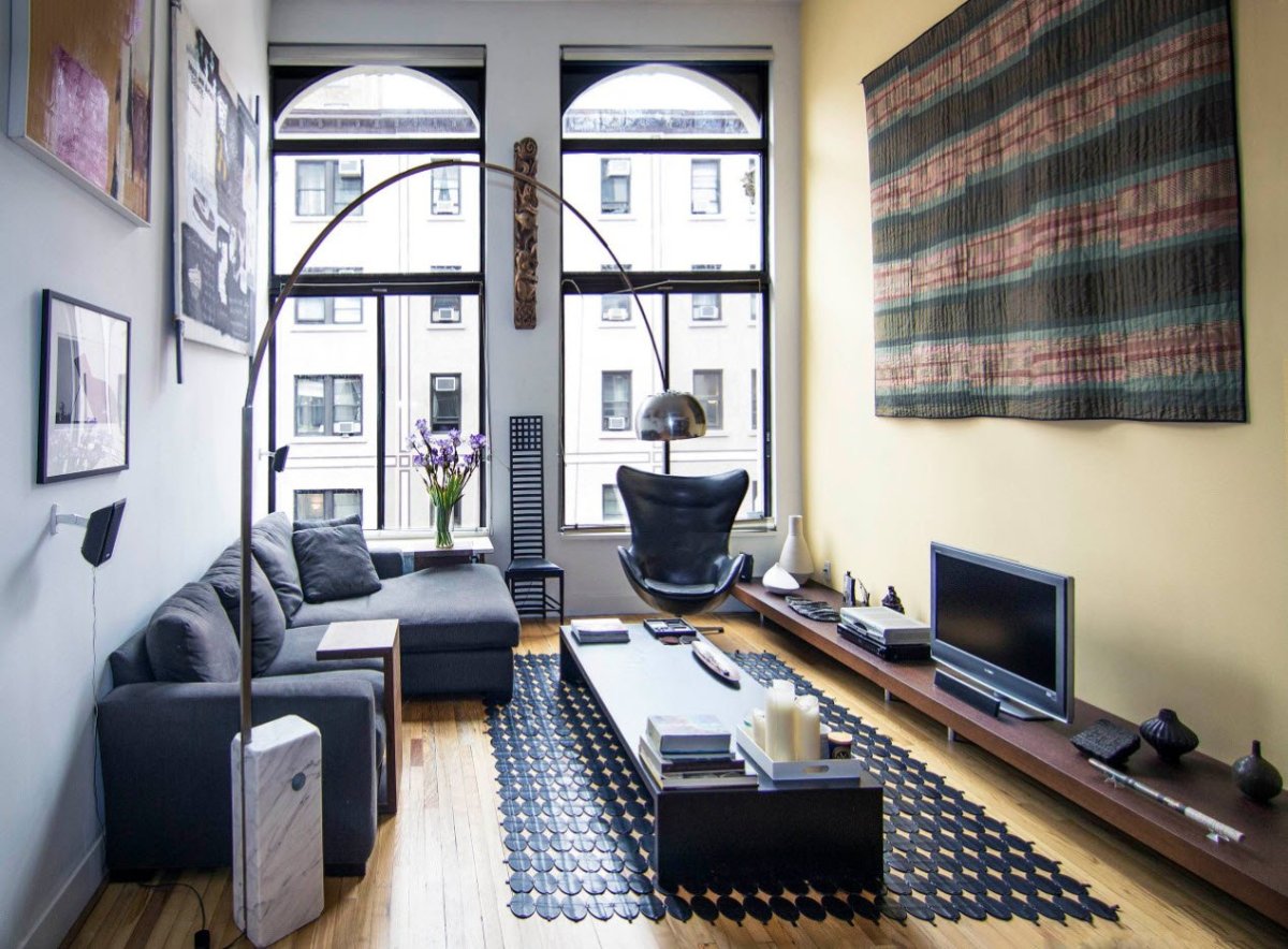 Узкая гостиная в современном стиле