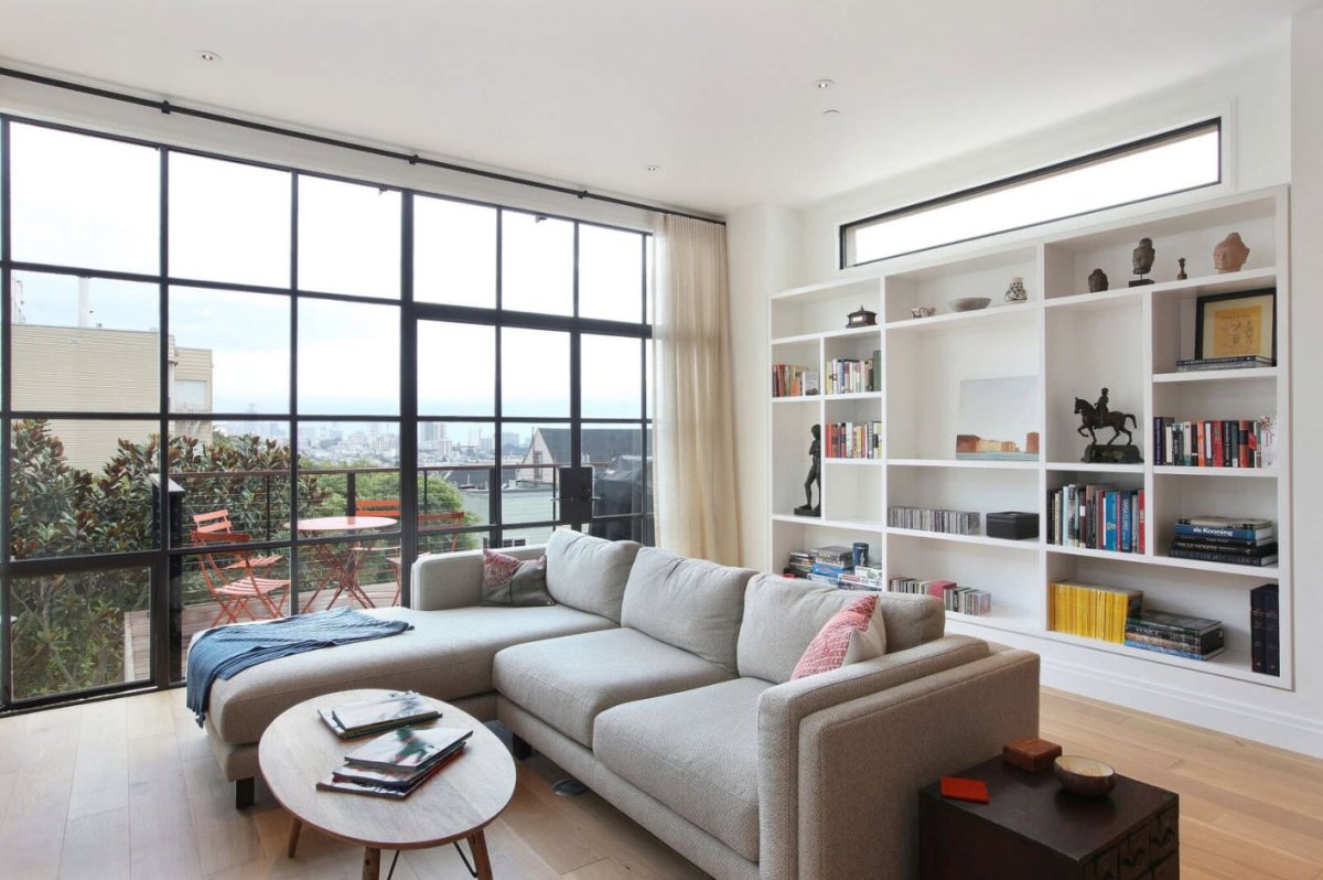 Интерьер современной гостиной с эркерными окнами