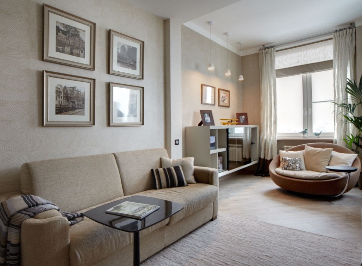 Современная гостиная с окном