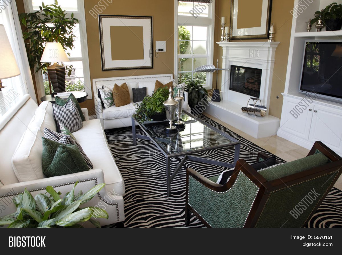 Уютная гостиная с большим диваном