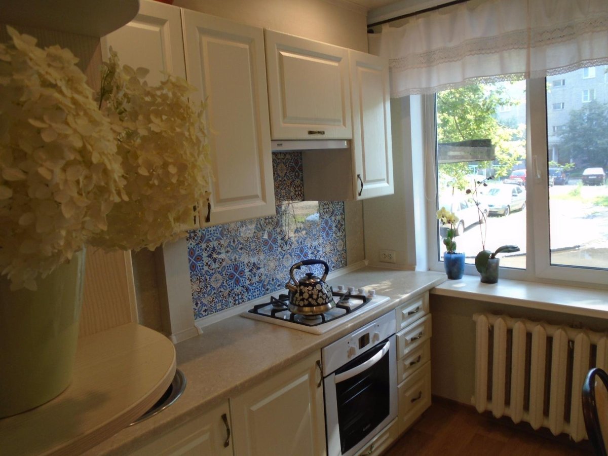 Интерьер малогабаритной кухни без окна