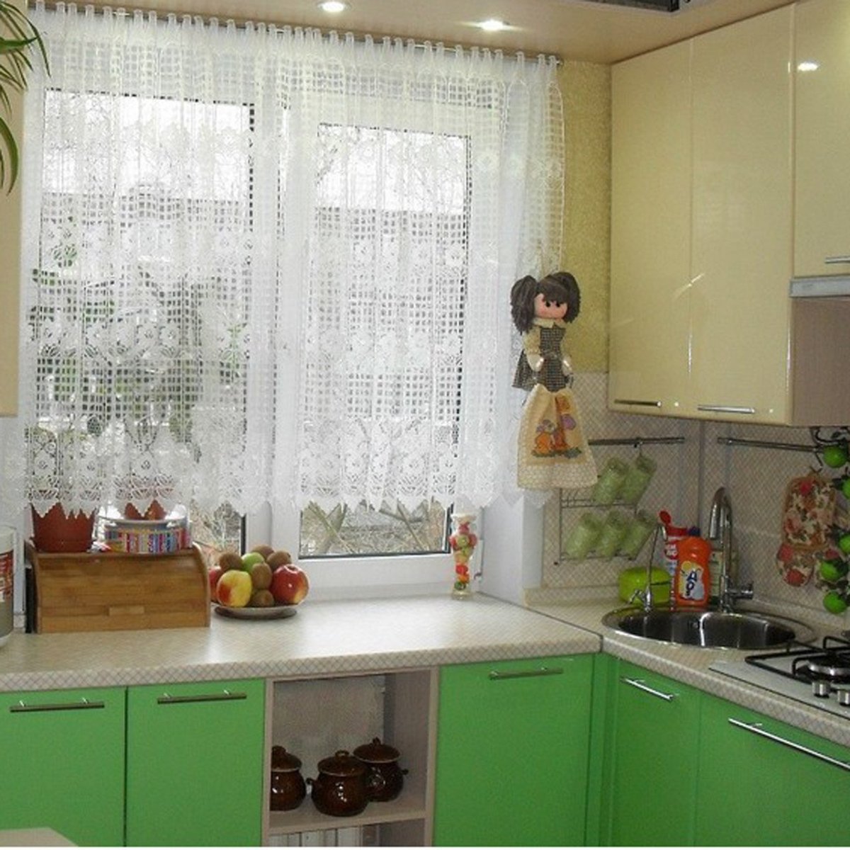 Кухонные шкафы под подоконником