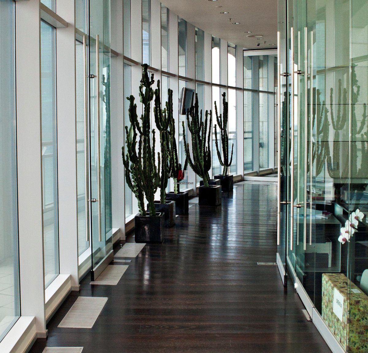 Отделка молдингом стен в коридоре