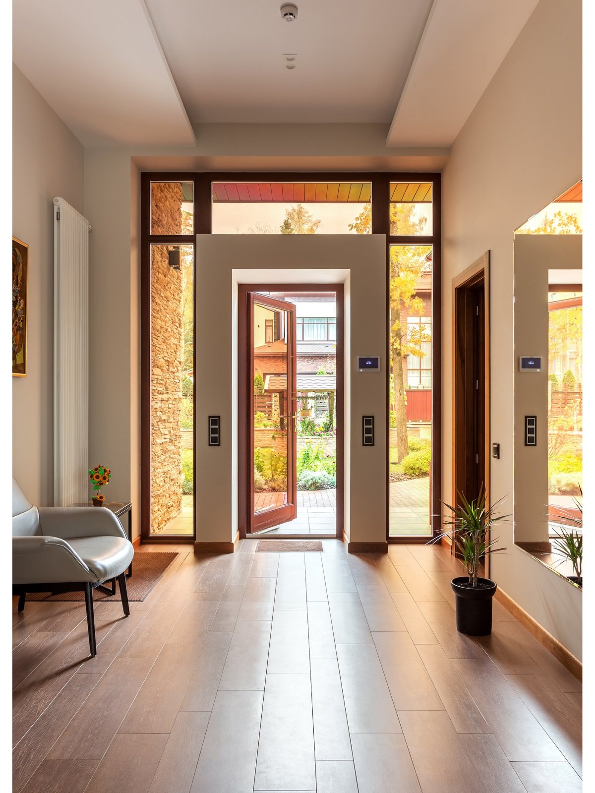 Дверь из прихожей в дом