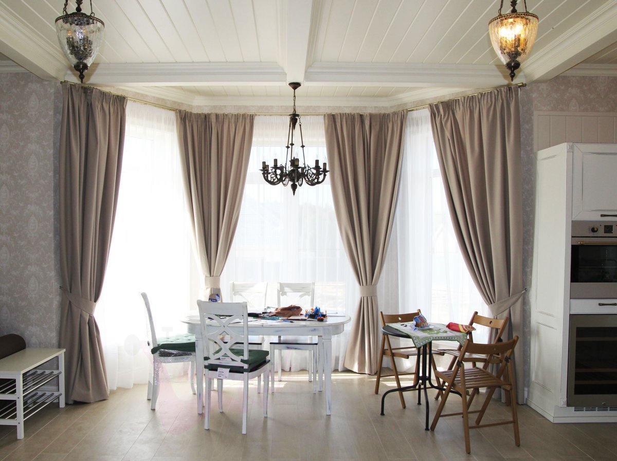 Шторы в эркере