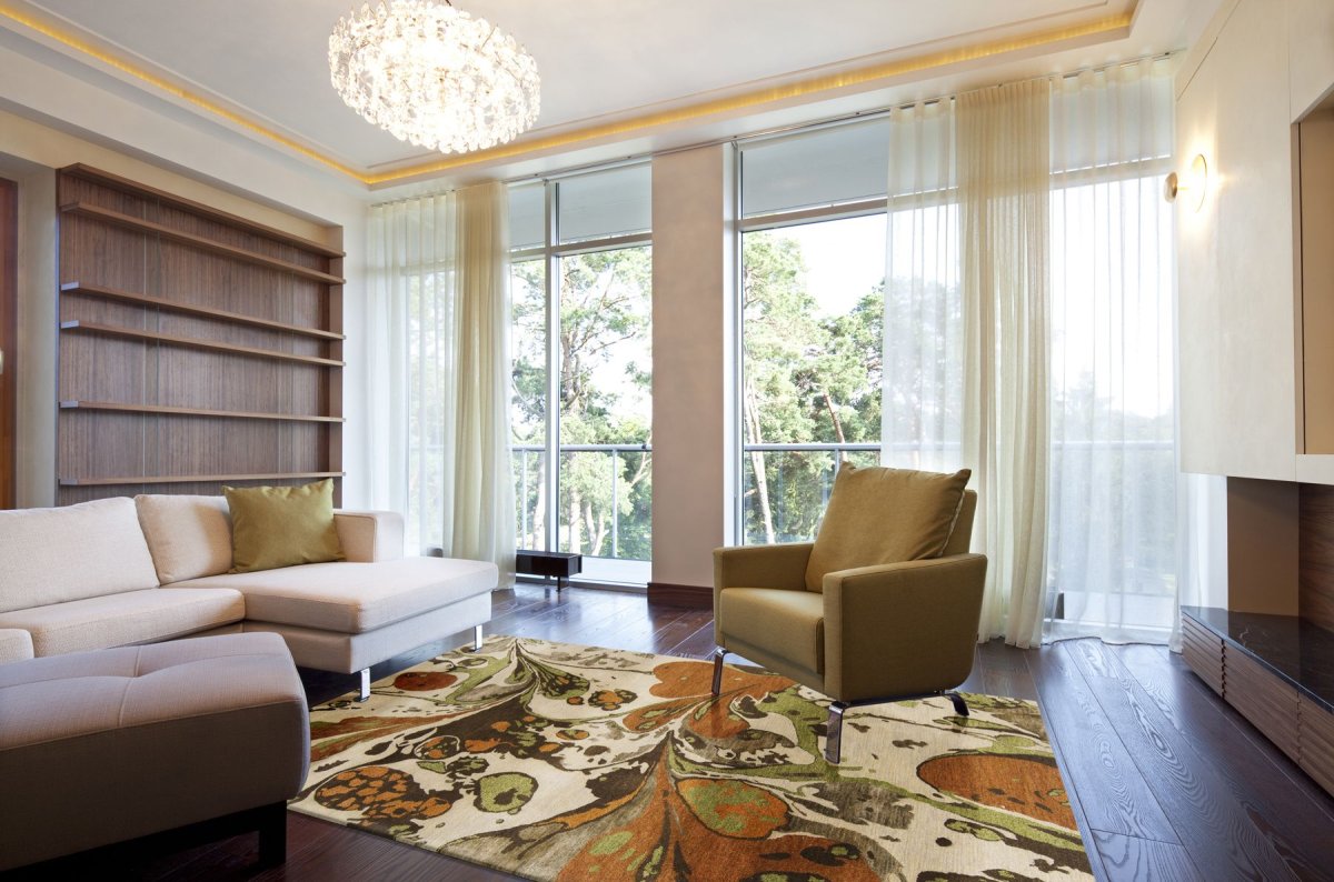 Шторы на панорамные окна в пол в гостиной