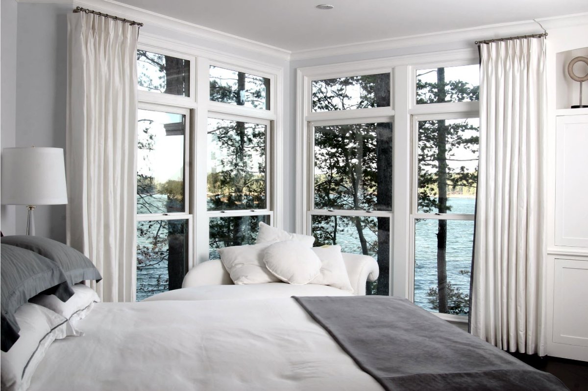 Угловое окно в интерьере