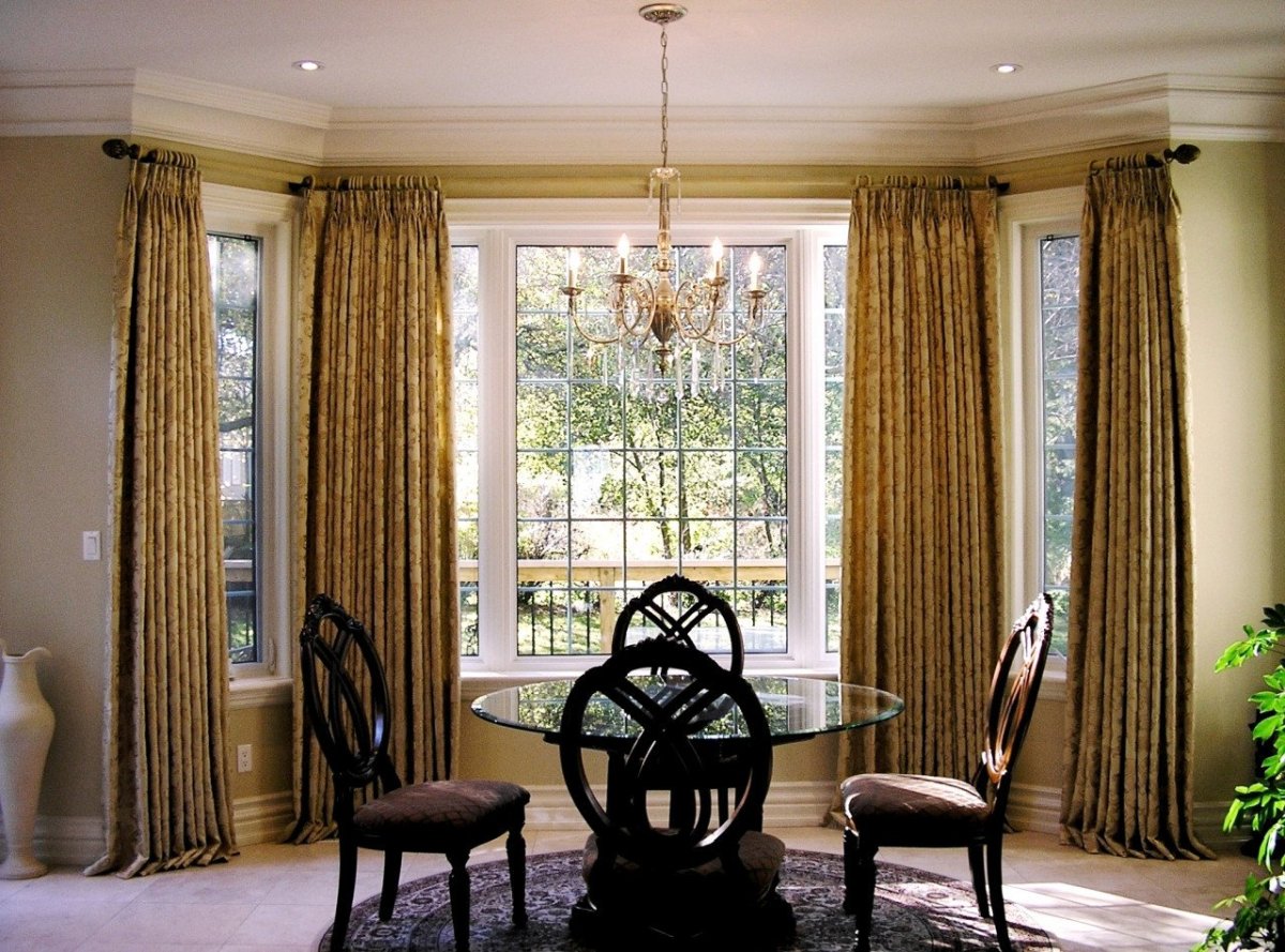 Шторы в эркере
