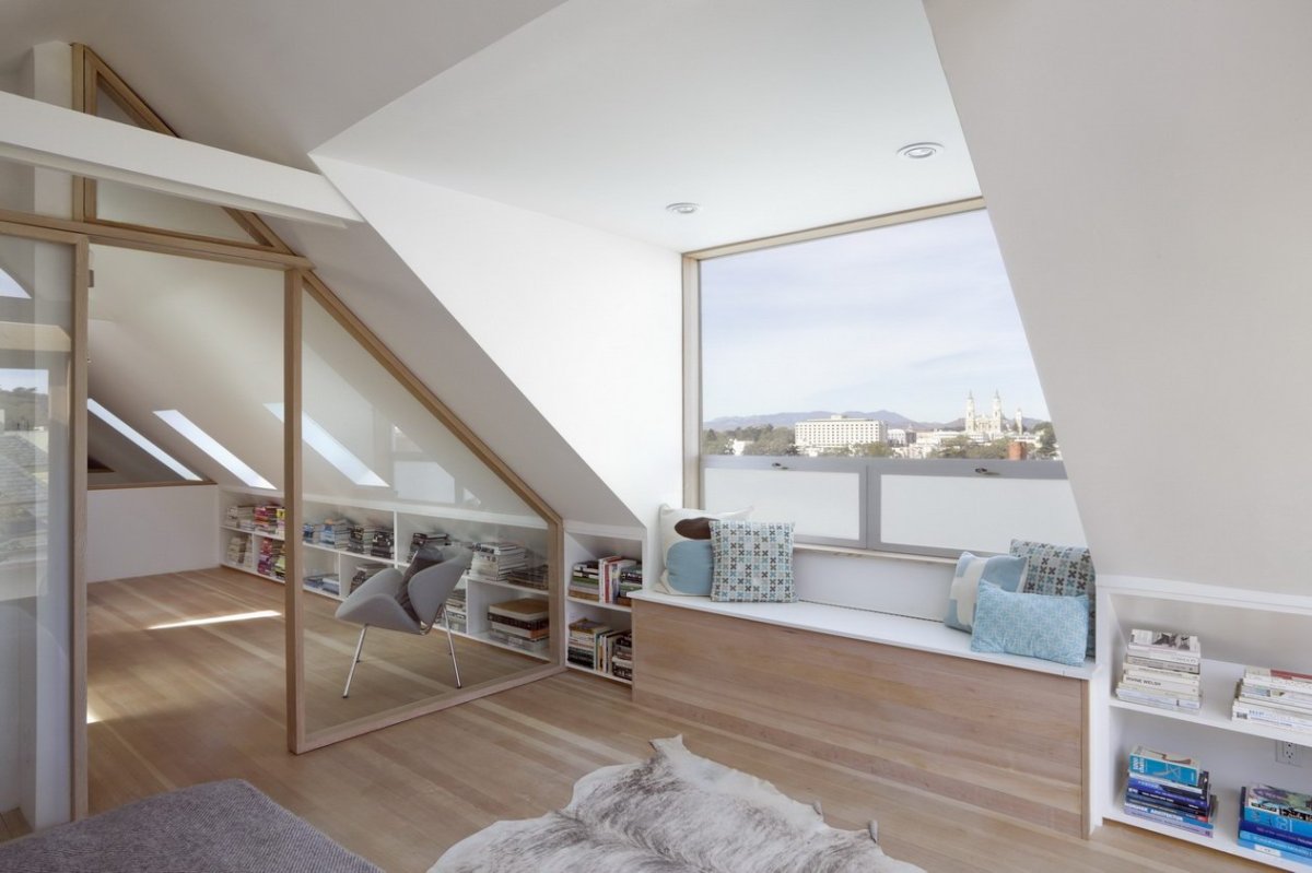 Мансардная комната с панорамным окном