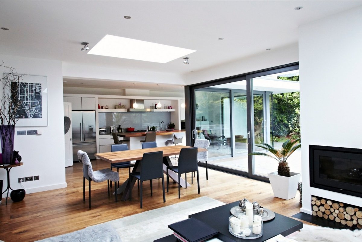 Кухня гостиная с большими окнами