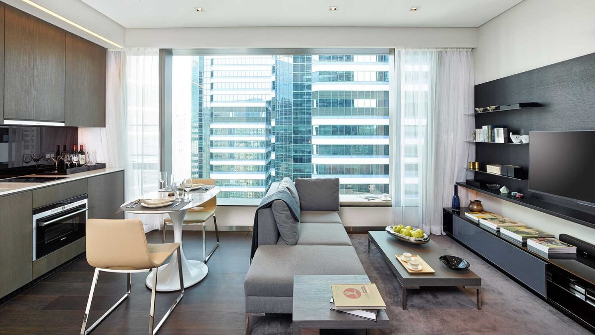 Кухня гостиная с панорамными окнами