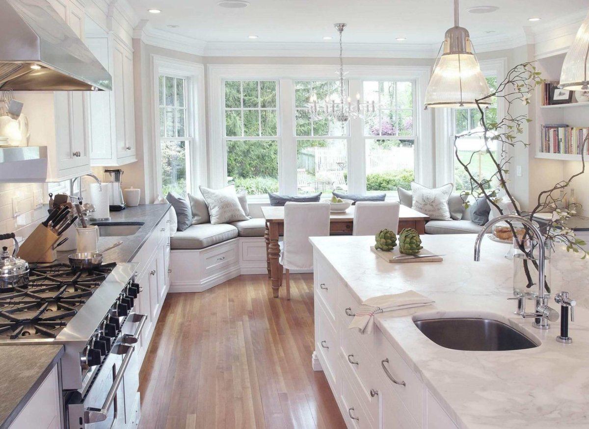 Кухня гостиная с большими окнами