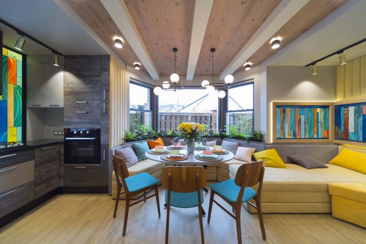 Кухня с витражными окнами