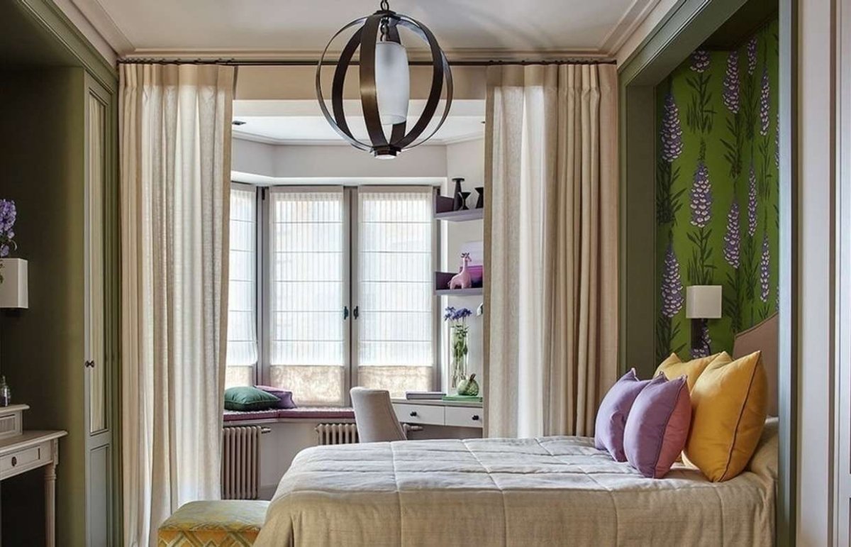Интерьер спальни с эркером