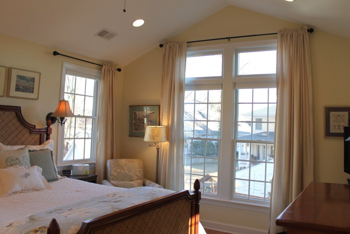 Узкие высокие окна