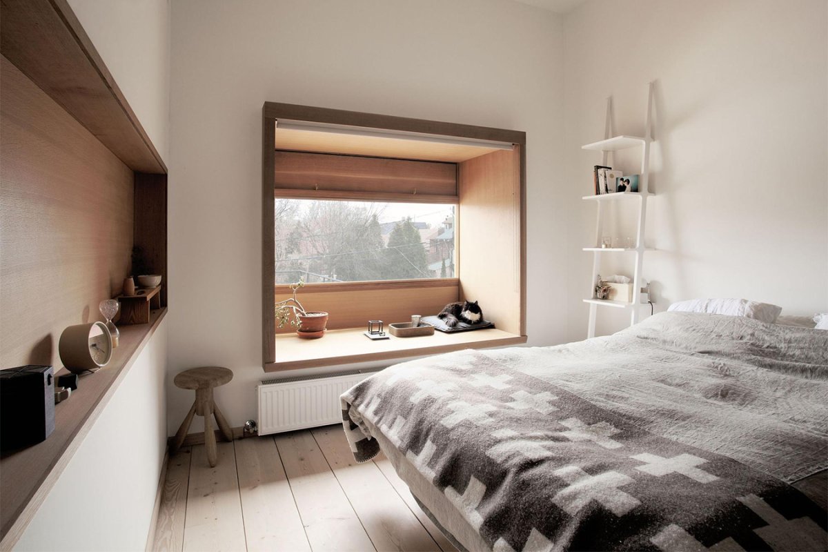 Подоконник в интерьере спальни