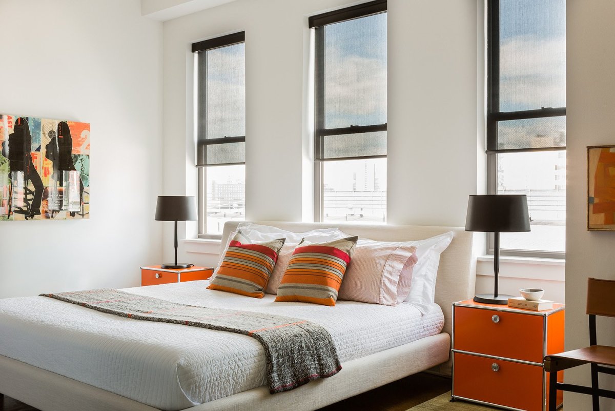 Кровать у окна в спальне