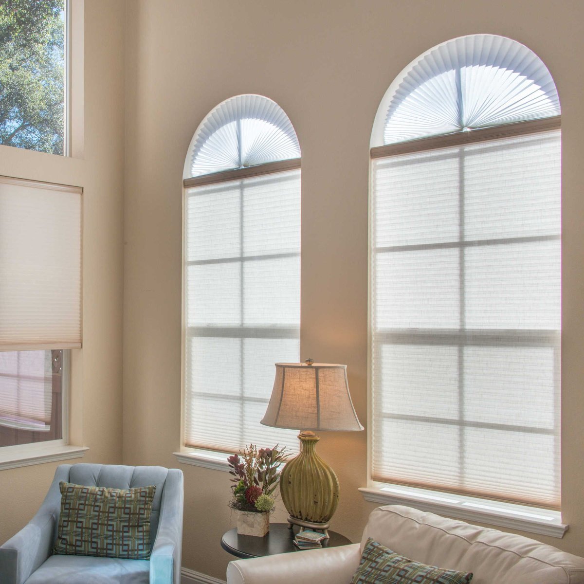 Окно с фрамугой сверху занавески