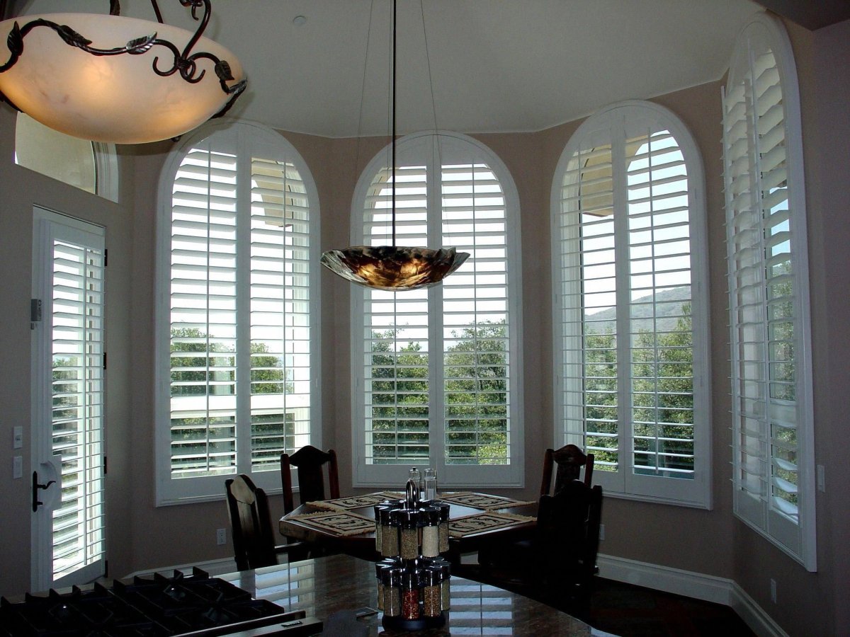 Спальня с арочным окном