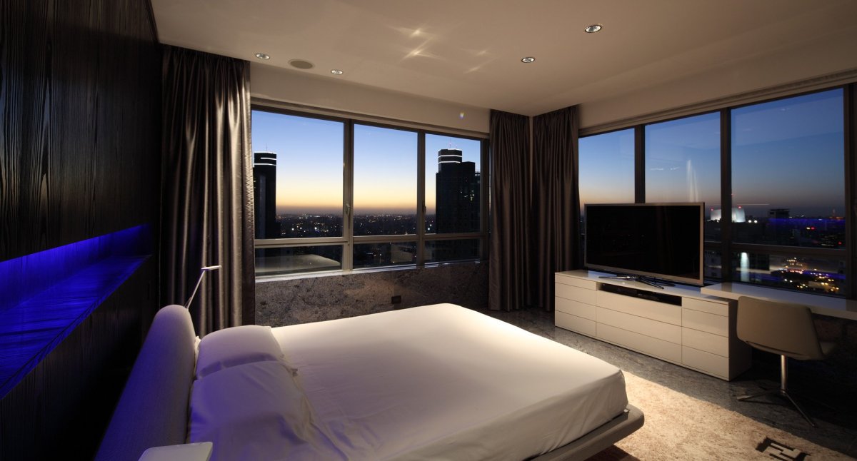 Спальня с панорамными окнами в квартире