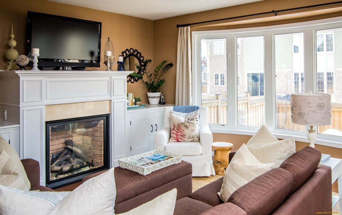 Камин у окна в гостиной
