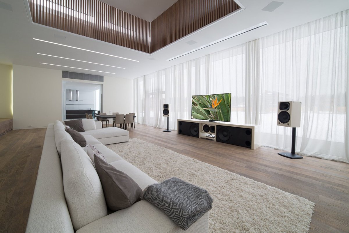 Телевизор перед окном в гостиной