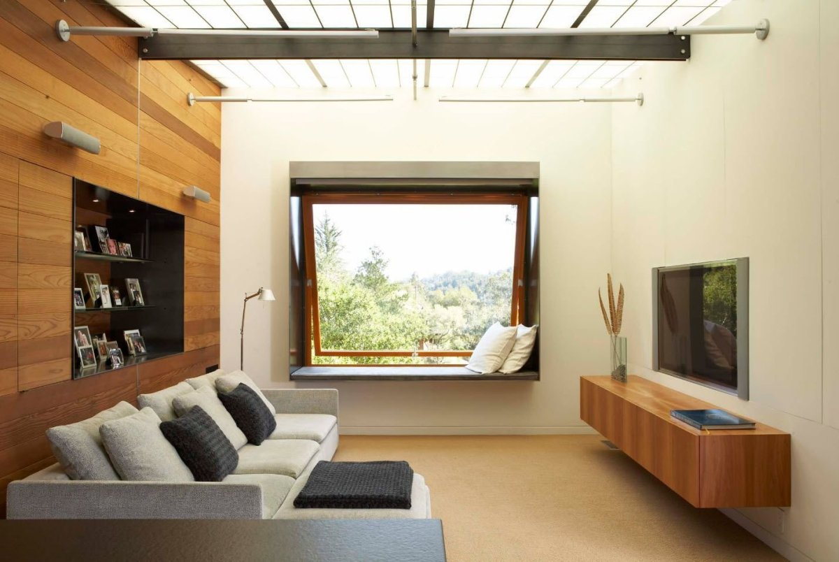 Телевизор на стене с окном