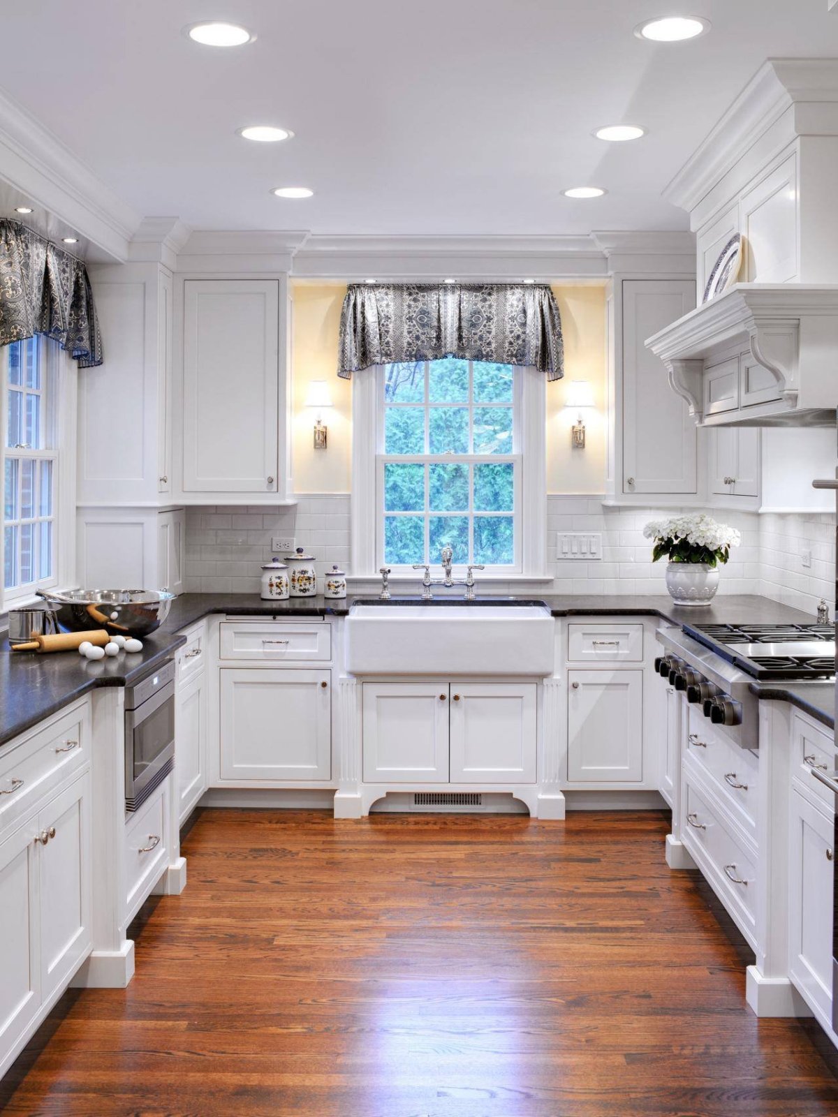 П образные кухни с окном