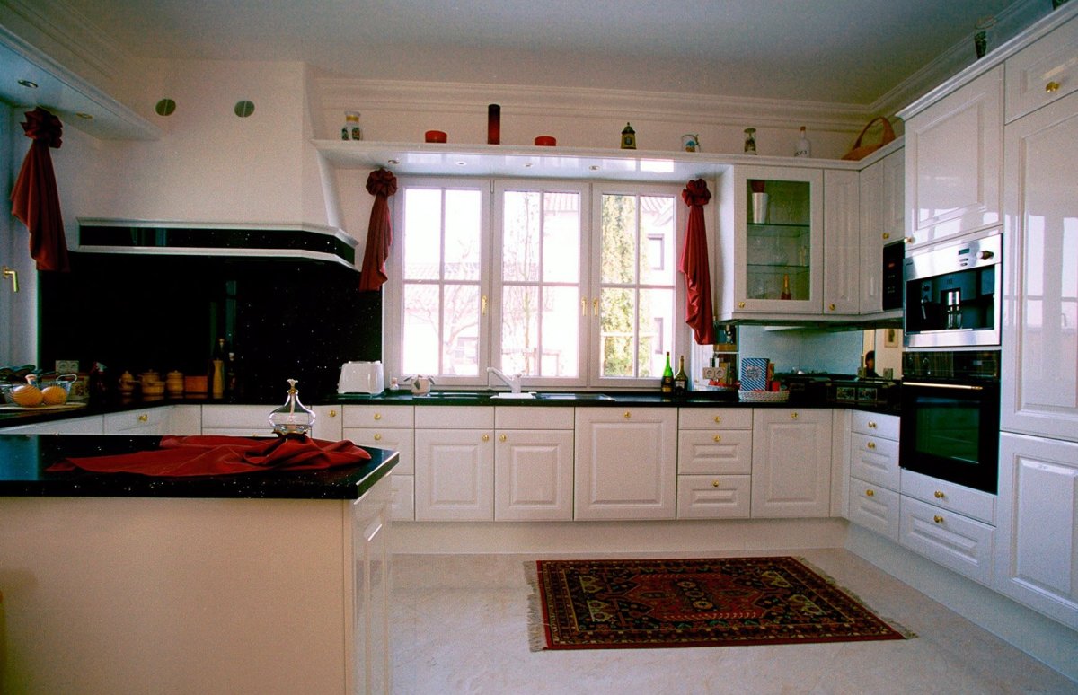 Кухня п-образная с окном посередине