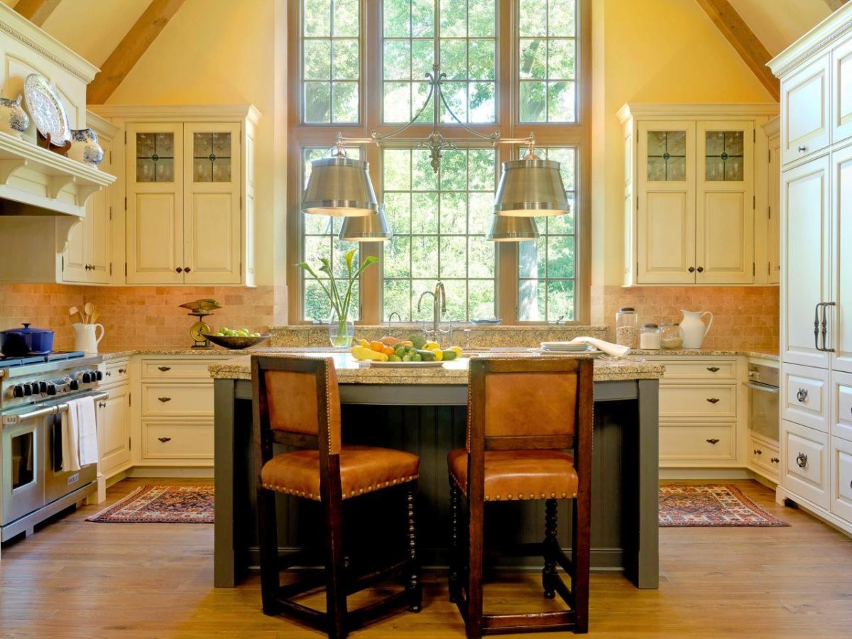 Кухня с окном в частном доме