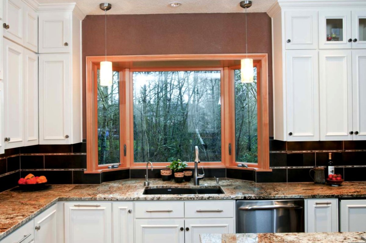 Кухня вокруг окна