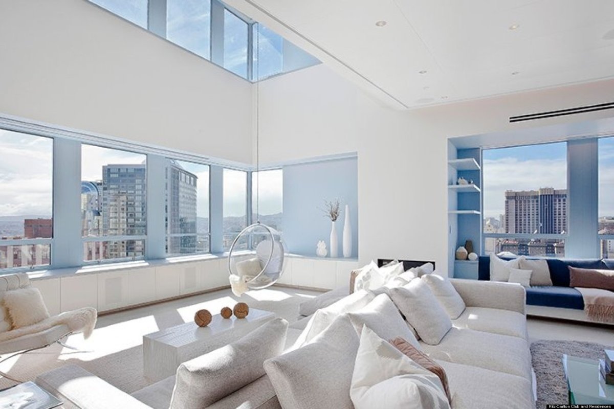 Светлые гостиные с панорамными окнами