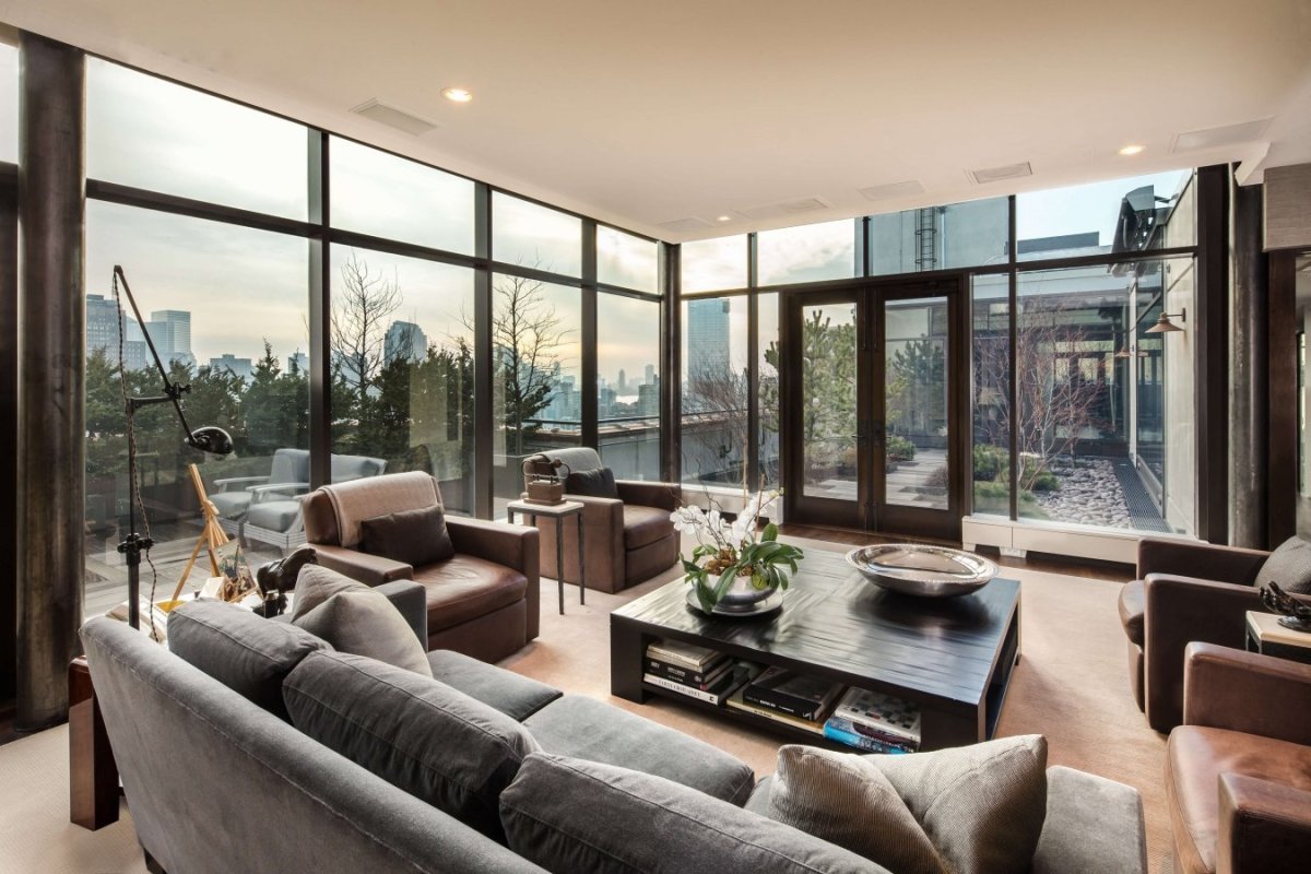 Двухэтажная квартира с панорамными окнами