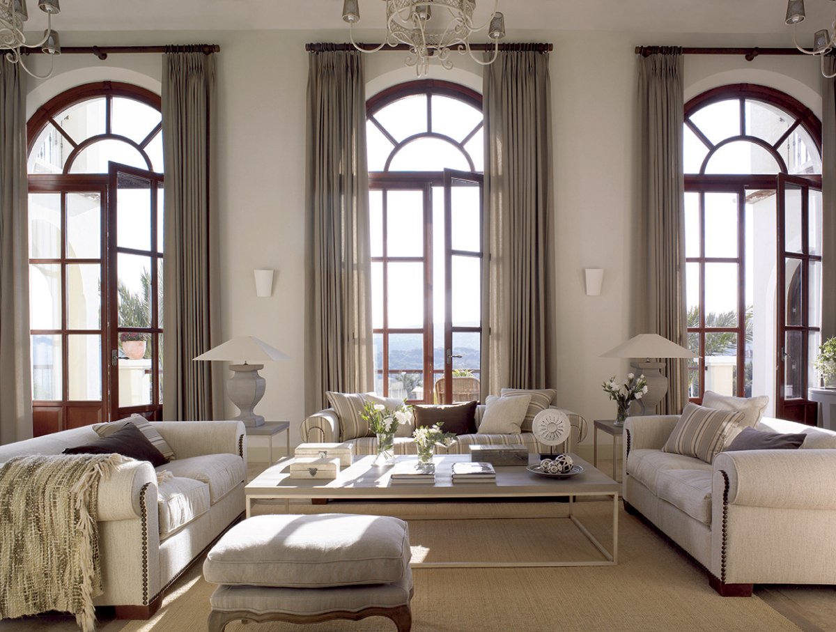Гостиная с арочными окнами