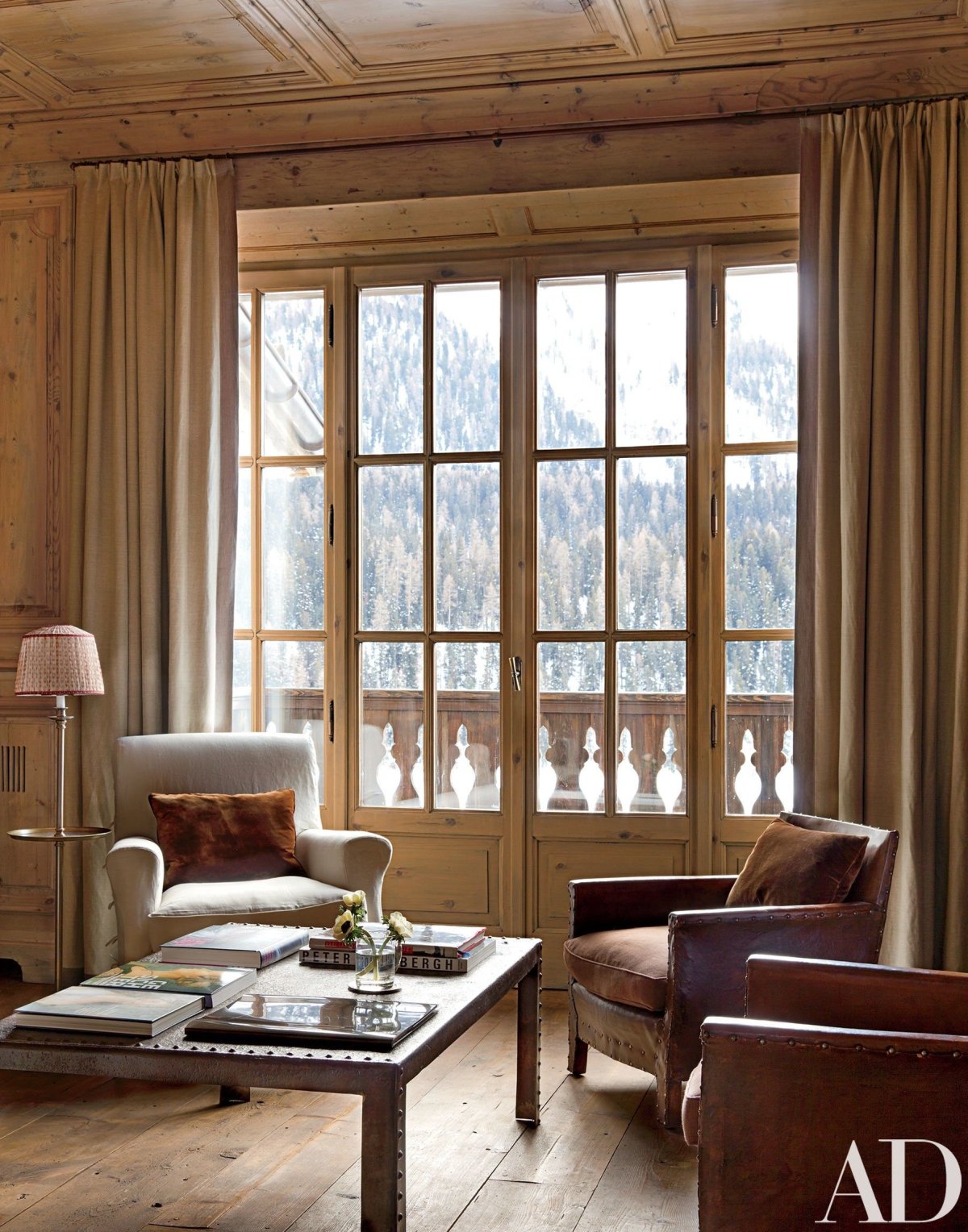 Деревянный дом с панорамными окнами