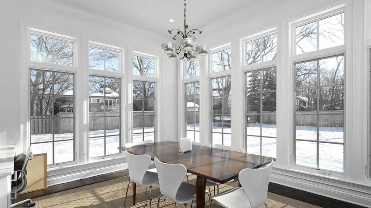 Столовая с витражными окнами