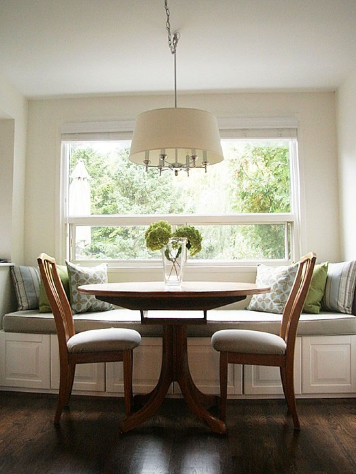 Кухонный стол у окна